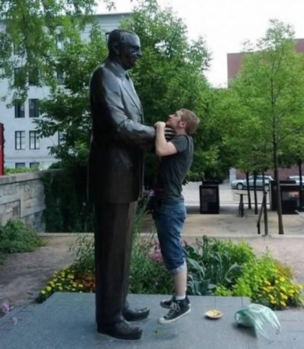Wenn Statuen zu Späßen aufgelegt sind | kurier.at Wenn Statuen zu Späßen aufgelegt sind | kurier.at