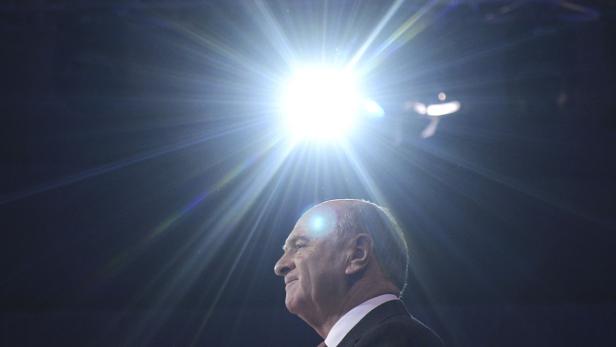 Ein Mann blickt in ein helles Licht.