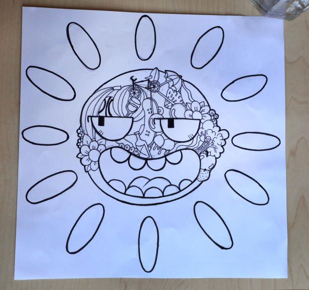 Eine gezeichnete Sonne mit einem Gesicht voller verschiedener Objekte wie ein Fahrrad und Blumen.