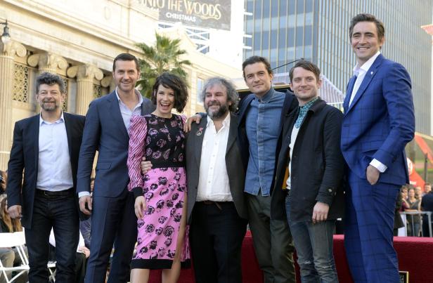 Die Besetzung von „Der Hobbit“ und Regisseur Peter Jackson posieren auf dem Hollywood Walk of Fame.