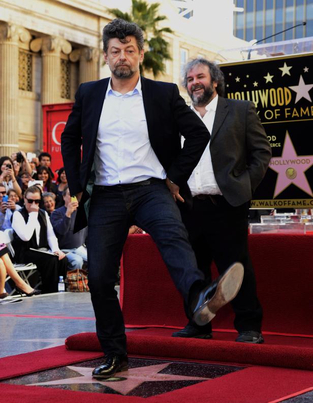 Andy Serkis posiert auf dem Hollywood Walk of Fame, während Peter Jackson daneben steht.