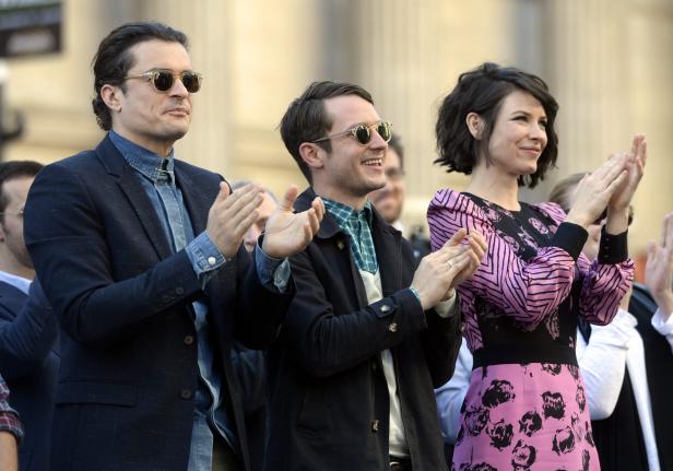 Orlando Bloom, Elijah Wood und Evangeline Lilly applaudieren.