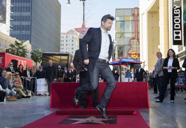 Andy Serkis springt auf dem Hollywood Walk of Fame über seinen Stern.