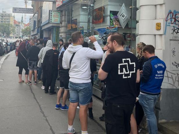 Sicherheitskontrollen: Großer Ansturm auf Rammstein-Shop in Wien -  Leopoldstadt