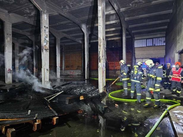 Großalarm nach Bränden auf ÖBB-Gelände: Brandstiftung wahrscheinlich