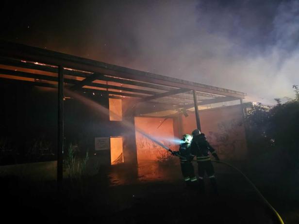 Großalarm nach Bränden auf ÖBB-Gelände: Brandstiftung wahrscheinlich
