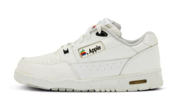Ein weißer Sneaker mit dem alten Apple-Logo an der Seite.
