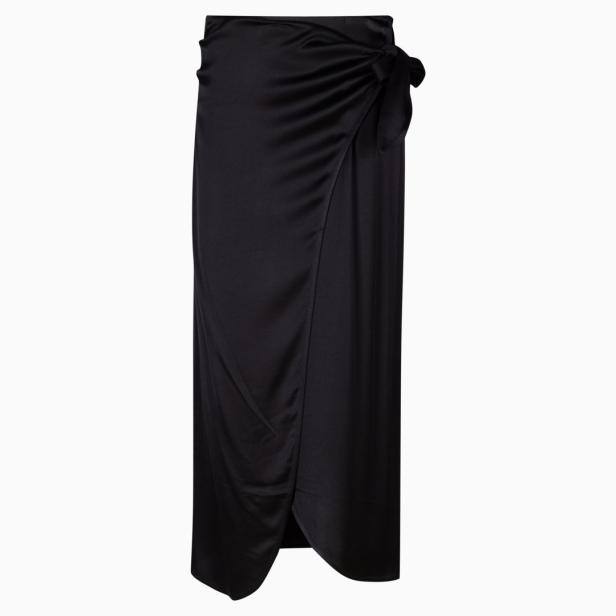 Eine lange, schwarze Wickelrock aus Satin mit einer Schleife an der Seite.
