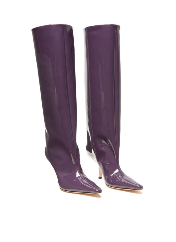 Zwei kniehohe, glänzende, violette Stiefel mit Absatz stehen vor einem weißen Hintergrund.