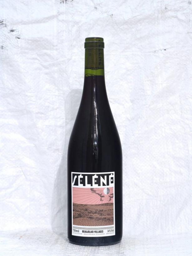 Eine Flasche „Véléné“ Beaujolais-Villages Rotwein vor einem weißen Hintergrund.
