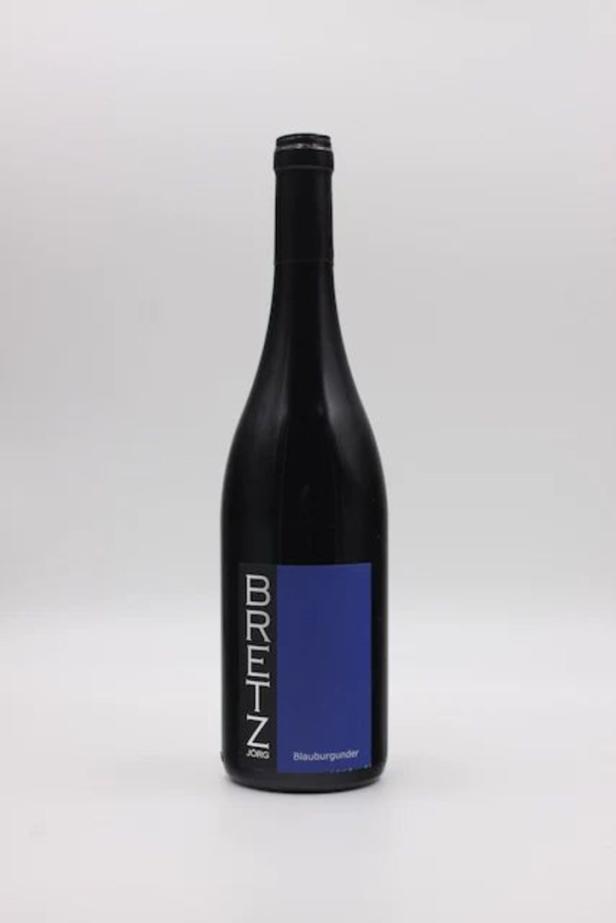 Eine dunkle Flasche „Jörg Bretz“ Blauer Burgunder vor einem neutralen Hintergrund.