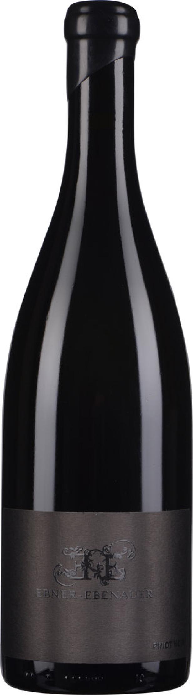 Eine dunkle Flasche „Ebner-Ebenauer“ Pinot Noir Wein.