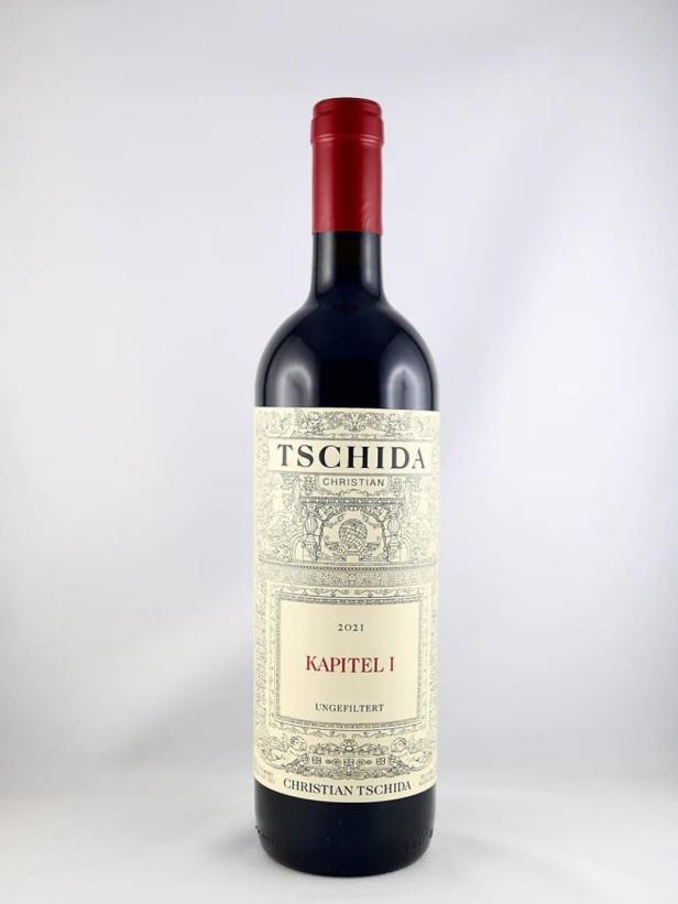 Eine Flasche „Tschida Christian Kapitel I“ Rotwein aus dem Jahr 2021.