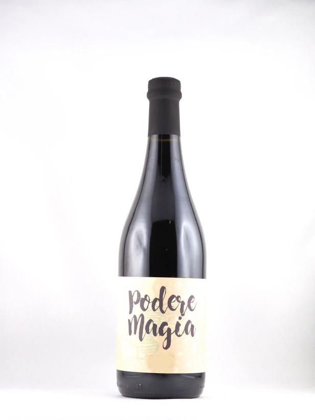 Eine Flasche Rotwein der Marke „Podere Magia“ vor einem weißen Hintergrund.