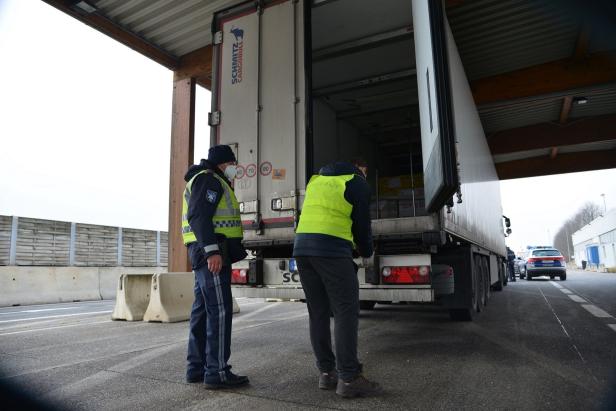 Lkw-Lawine wächst: An der A1 kommt neuer Verkehrskontrollplatz