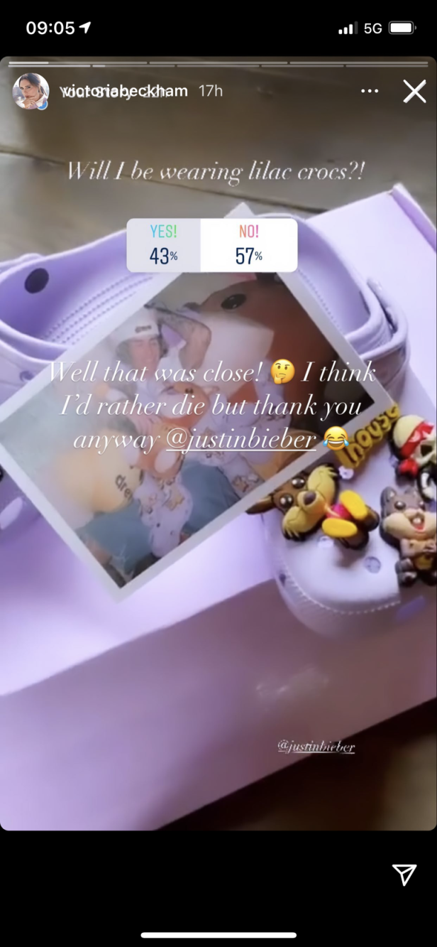 Victoria Beckham präsentiert lilafarbene Crocs von Justin Bieber mit Cartoon-Ansteckern.