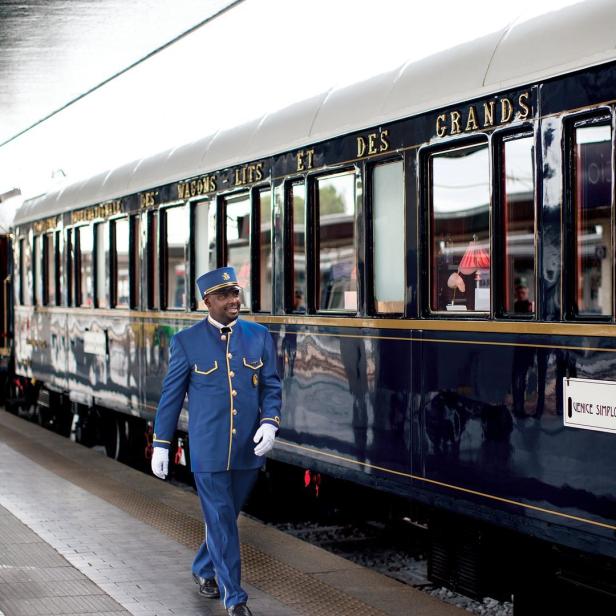 Ein Zugbegleiter geht am „Venice Simplon Orient Express“ entlang.