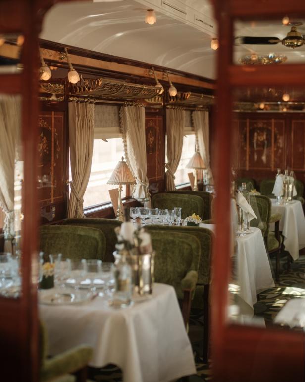 Innenansicht des Speisewagens des Simplon Orient Express.