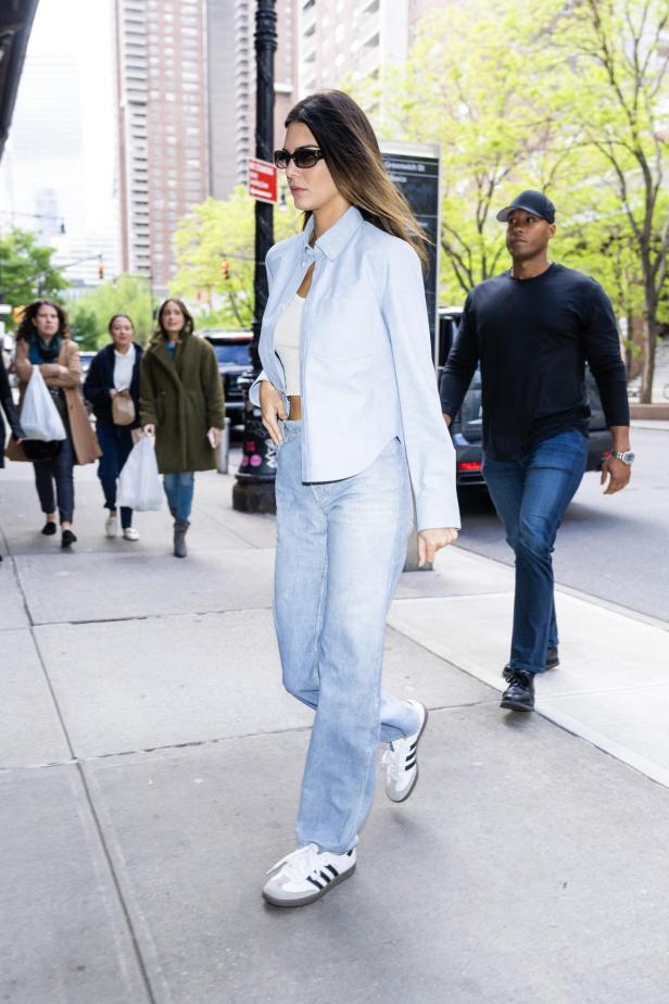 Kendall Jenner trägt Adidas Gazelle Sneakers.