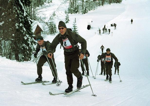 Mehrere Skifahrer nehmen an einem Rennen im Schnee teil.
