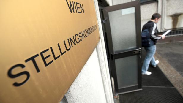 Ein Mann verlässt das Gebäude der Stellungskommission in Wien.