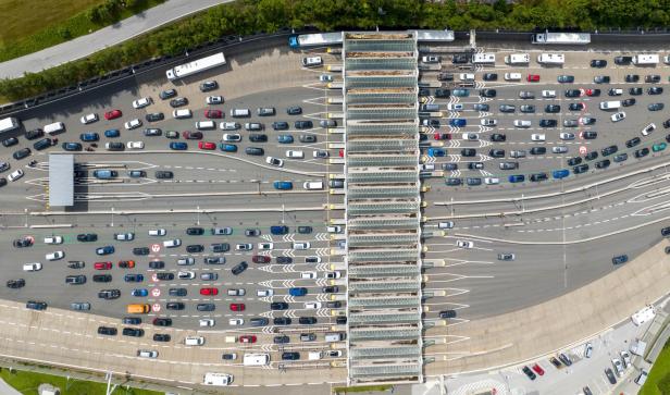 Brenner-Autobahn wegen Klimaprotestaktion gesperrt - Bundesländer -   › Panorama