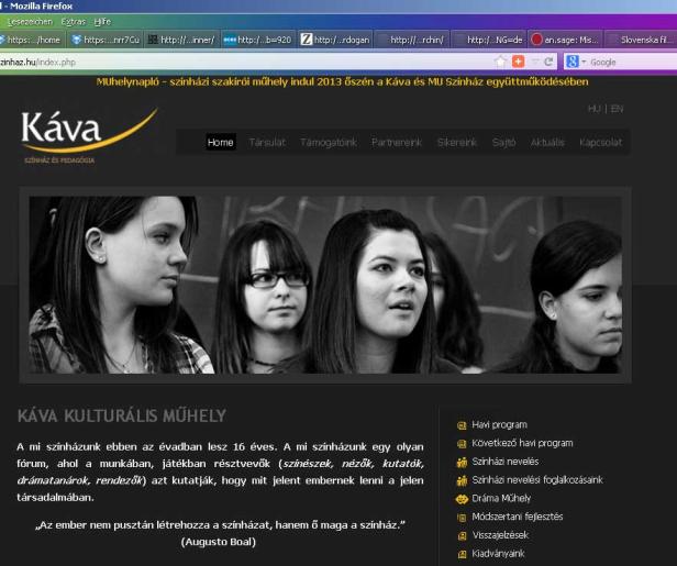 Drei junge Frauen, vermutlich Schauspielerinnen, in einer Schwarz-Weiß-Aufnahme.