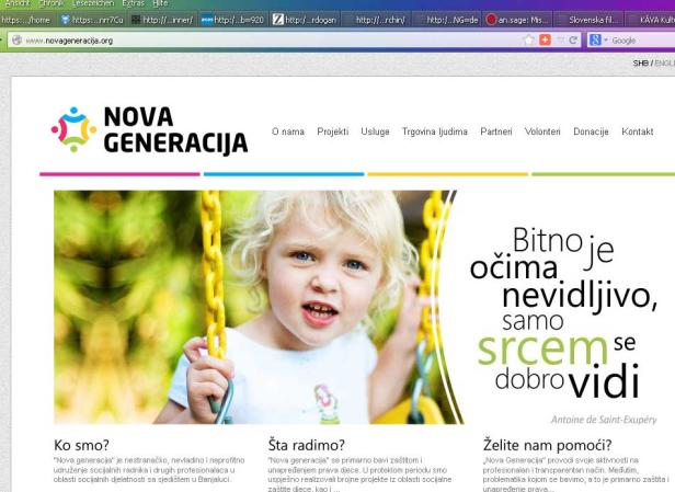 Ein blondes Mädchen schaukelt auf einer gelben Schaukel.