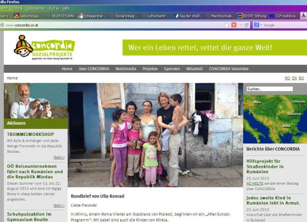 Ulla Konrad mit einer Gruppe von Kindern in Rumänien.