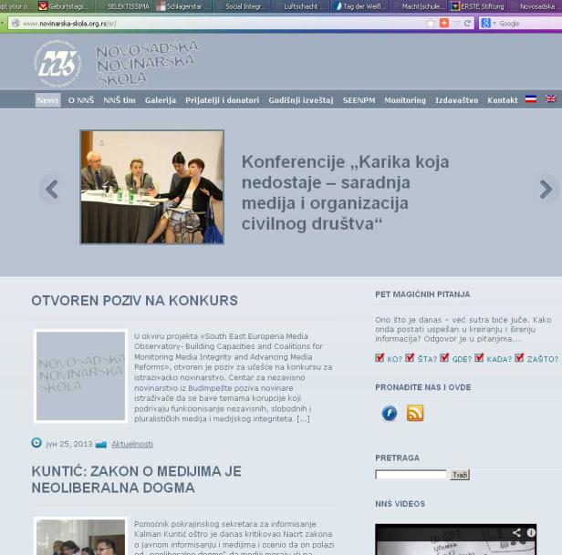 Personen sitzen an einem Tisch während einer Konferenz.