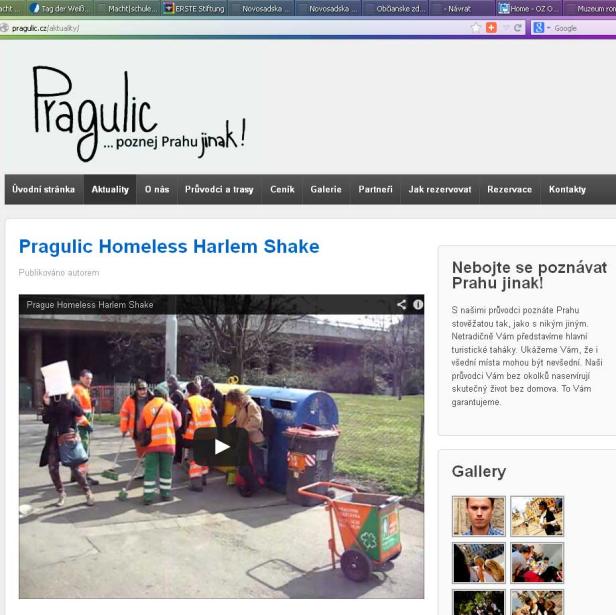 Eine Gruppe von Menschen in Warnwesten reinigt eine Straße in Prag.