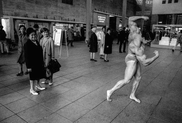 Arnold Schwarzenegger posiert 1968 in einer Bahnhofshalle für ein Foto.