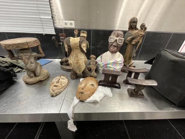 Zehn Elfenbeinfiguren am Flughafen Wien sichergestellt