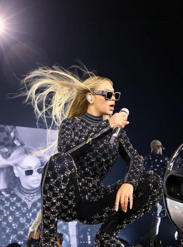 Beyoncé in Pharrell Williams erstem, maßgeschneidertem Louis Vuitton Look.