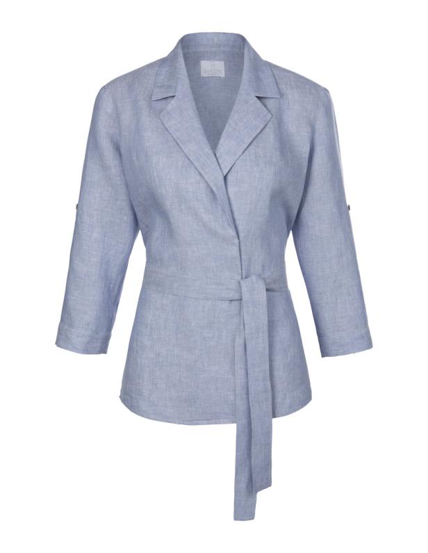 Eine hellblaue Leinenjacke mit Wickelgürtel vor einem weißen Hintergrund.