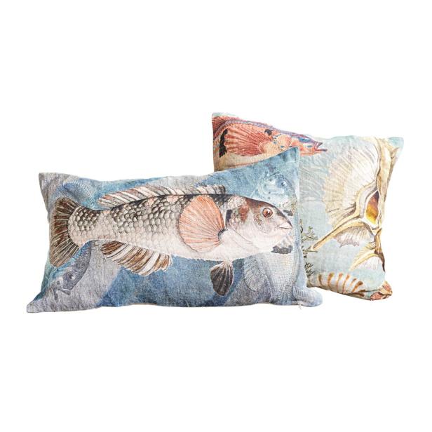 Zwei dekorative Kissen mit Fisch- und Muschelmotiven.