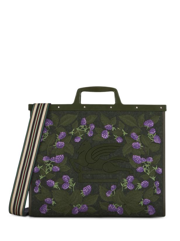 Eine grüne Etro-Tasche mit Brombeermuster und geflügeltem Pferde-Logo.