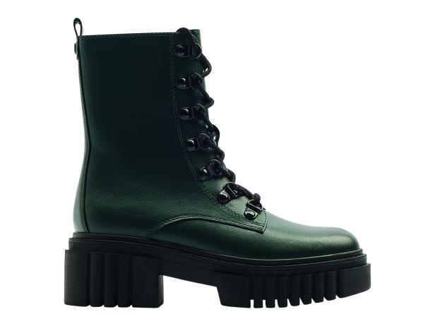 Ein dunkelgrüner Schnürstiefel mit dicker, schwarzer Plateausohle.