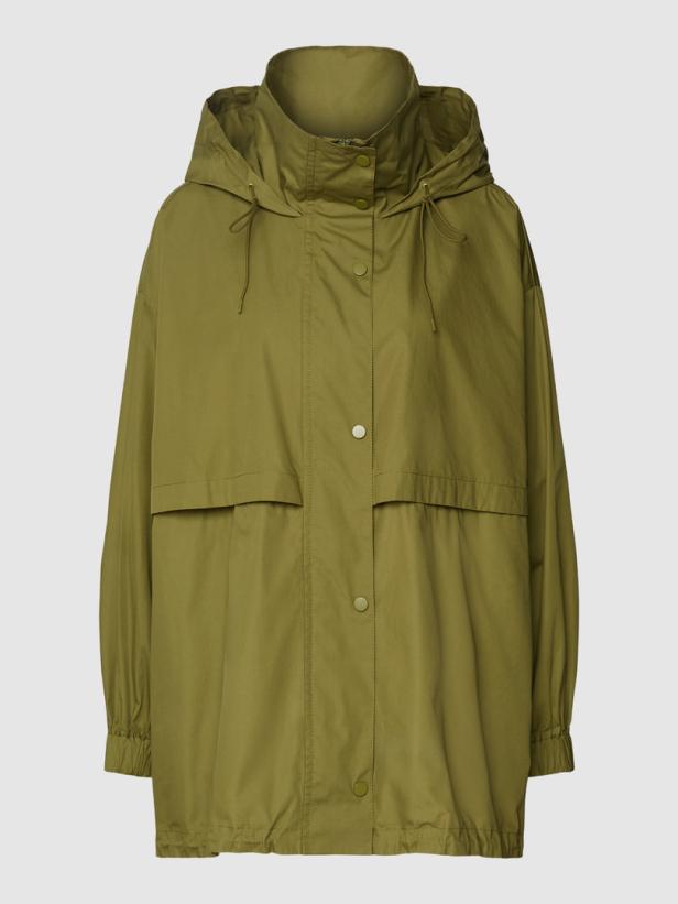 Eine olivgrüne Jacke mit Kapuze und Knopfleiste vor einem neutralen Hintergrund.