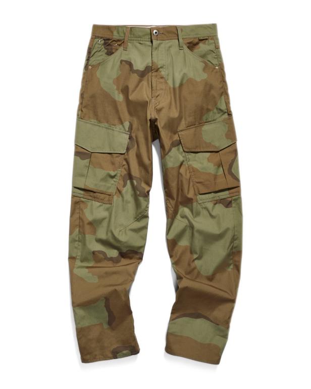 Eine lange Hose mit Tarnmuster und aufgesetzten Taschen liegt auf einem weißen Hintergrund.