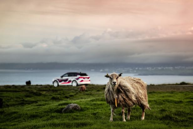 Farbklecks in karger Landschaft: Mit dem Audi Q6 e-tron über die Färöer-Inseln