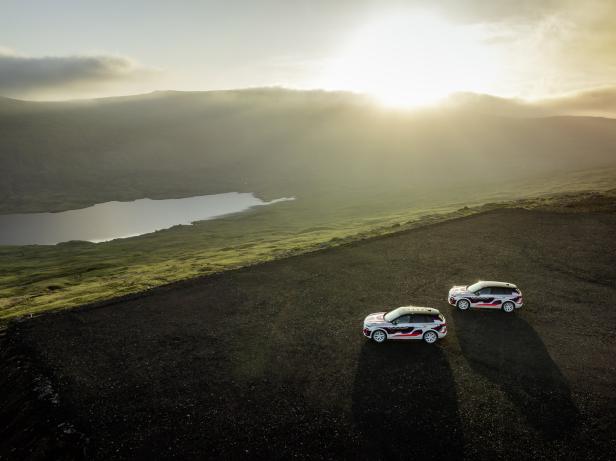 Farbklecks in karger Landschaft: Mit dem Audi Q6 e-tron über die Färöer-Inseln