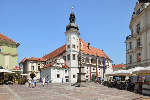 Der Hauptplatz von Maribor mit der Pestsäule und umliegenden Gebäuden.