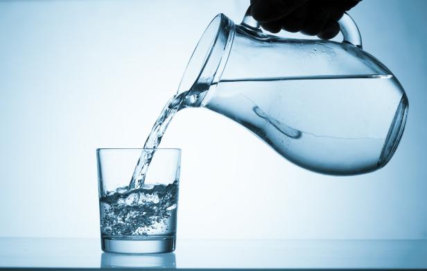 Es ist empfehlenswert, Wasser in seiner natürlichen Form zu trinken.