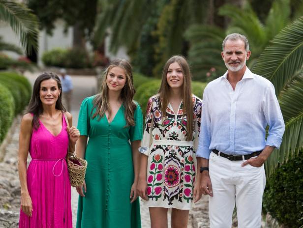 Die spanische Königsfamilie posiert für ein Foto im Freien.