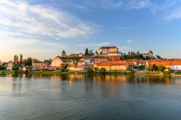 Panorama von Ptuj, Slowenien, mit Blick auf die Drau und die Burg Ptuj.