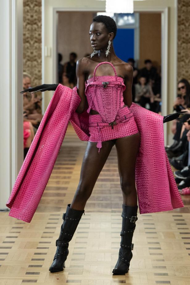Ein Model präsentiert ein pinkfarbenes Outfit von Namilia bei der Spring/Summer 2024 Fashion Show.