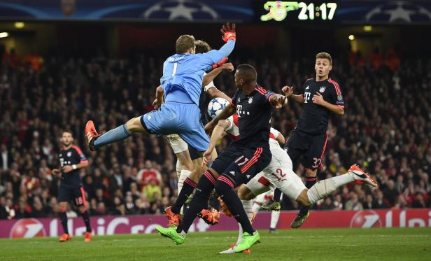 Manuel Neuer springt während eines Fußballspiels nach dem Ball.