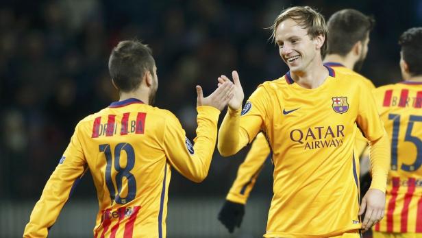 Zwei Fußballspieler von Barcelona geben sich ein High-Five.