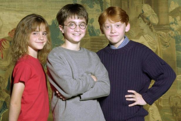 Die jungen Schauspieler Daniel Radcliffe, Emma Watson und Rupert Grint posieren zusammen.